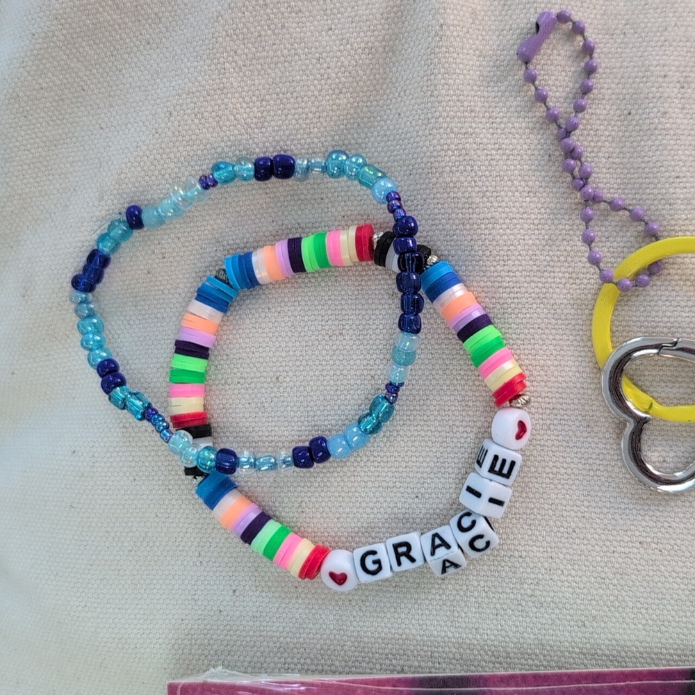 Gracie Abrams That's So True IMPORT 7" Vinyl Bundle With Keychain & Bracelets - Picture 3 of 5